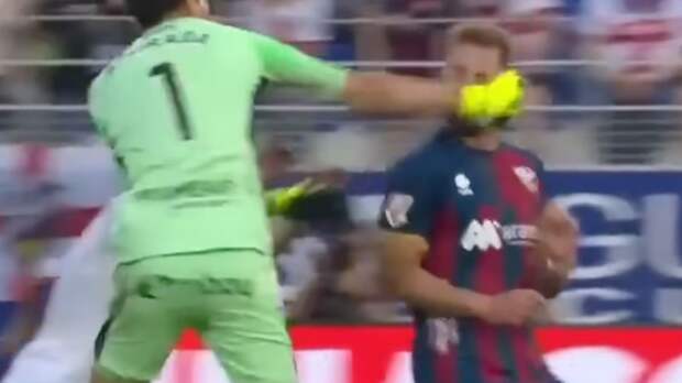 Вратарь «Сарагосы», ударивший соперника кулаком по лицу, дисквалифицирован на 13 матчей