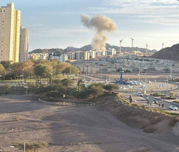 Момент прилета иранской ракеты в районе города Эйлат на юге Израиля