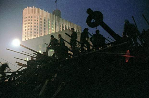 Баррикады у Белого дома в Москве, 20 августа 1991 года. Фото: Андрей Соловьев / Фотохроника ТАСС