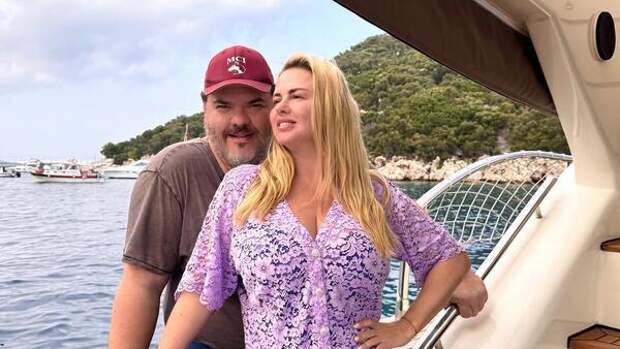 Полуголые женщины и вечеринка до утра: жених Семенович загулял в Таиланде