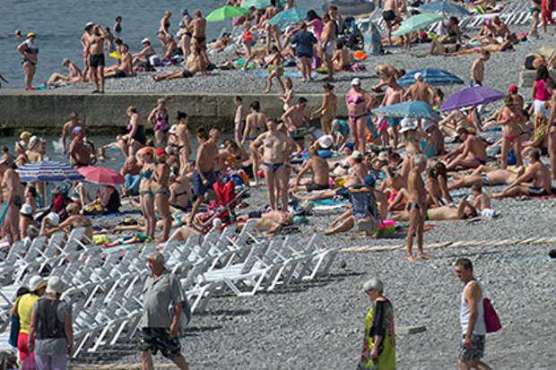 Отдыхающие на пляже в Ялте 18 июня 2016 года 