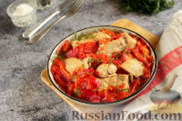 Фото к рецепту: Тушеная курица с помидорами и сладким перцем