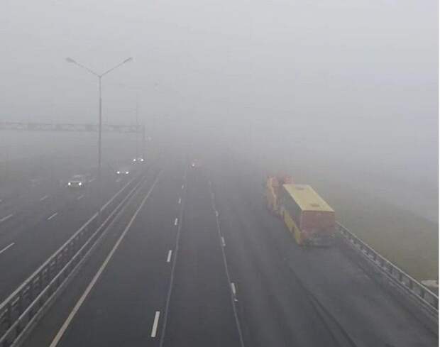 Густой туман окутал дамбу в Санкт-Петербурге