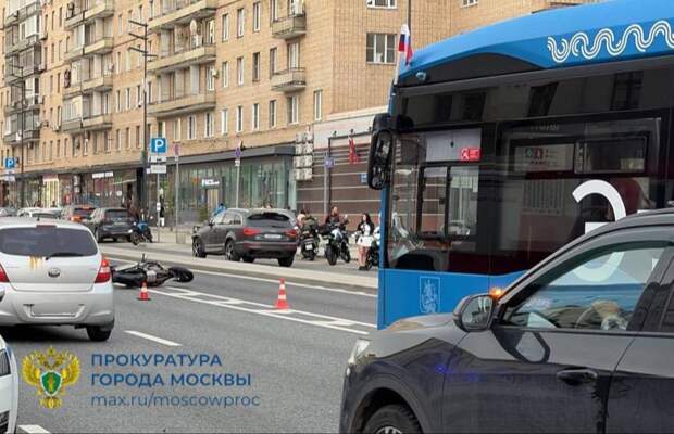 Сбивший насмерть звезду клипа «Девочка-война» байкер попал на видео в зале суда