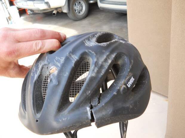 13. Обычный шлем спас голову велосипедисту, он отделался легким сотрясением безопасность, береги жизнь, велосипедный шлем, каски, опасно, шлемы, экстрим