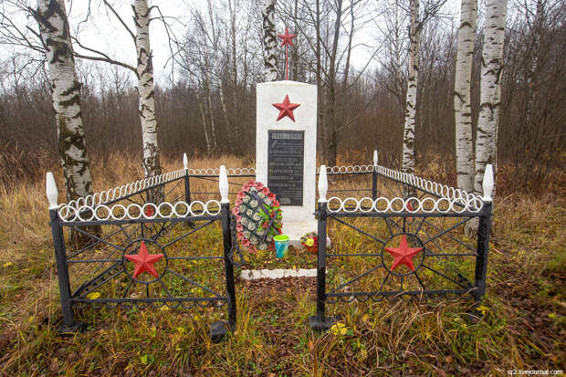 Братская могила у жд-станции Лесодолгоруково Рижского направления. Московская область. Фото автора статьи (ещё 1 фото)