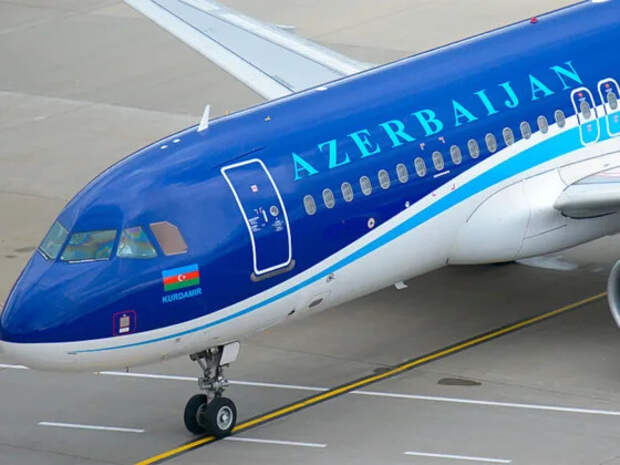 Новый инцидент с самолетом AZAL: лайнер час кружил над Пулково из-за шасси