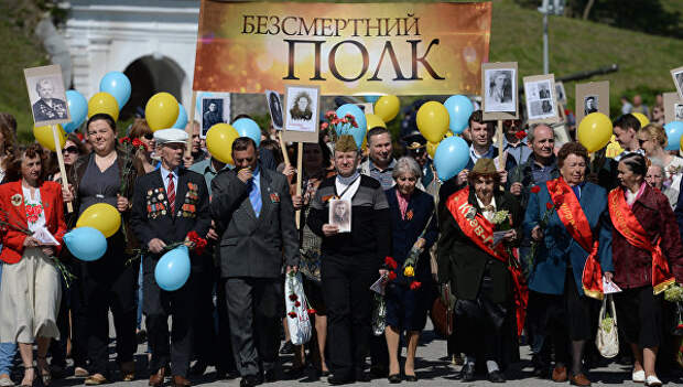 Жители Киева во время акции Бессмертный полк. Архивное фото