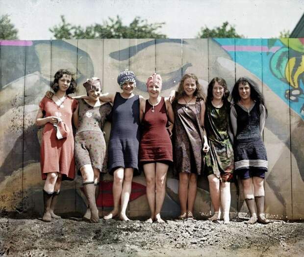 Группа молодых девушек на свой страх и риск позируют в откровенных купальных костюмах, которые не прикрывают ноги и колени. Вашингтон, 29 мая 1920 1920-е, история, конкурс красоты, мисс вселенная, цветные фотографии