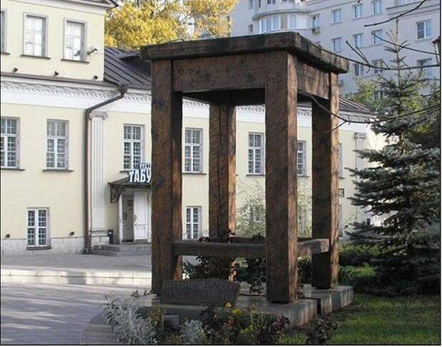 Памятник табурету. Москва Прикольные памятники, факты