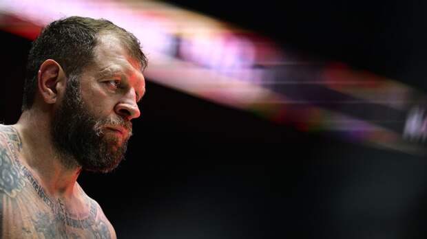 Александр Емельяненко сообщил о разводе с женой