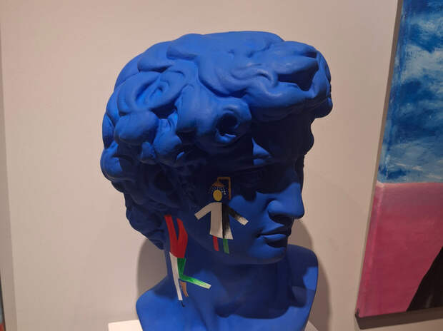 Игорь Новиков раскрасил гипсовые «головы Давида» в «идеальный синий» на открытии выставки в Москве