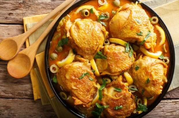 Бёдрышки с лимоном. \ Фото: dreamstime.com. Бёдрышки с лимоном. \ Фото: dreamstime.com.