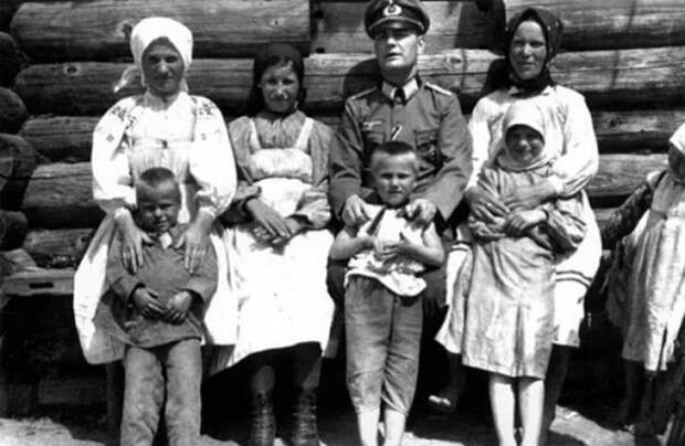 Групповой снимок с врагом. СССР, Западная Украина, 1942 год.