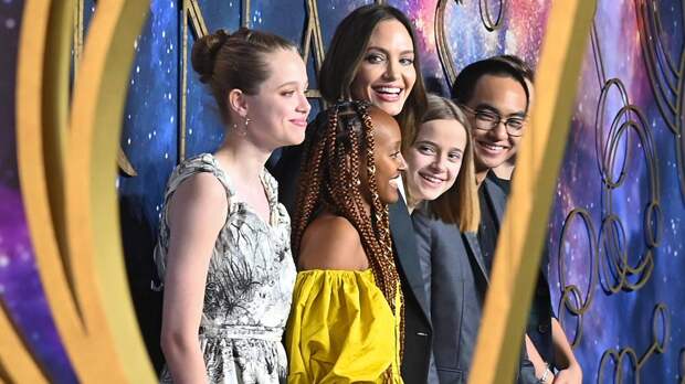 «Мама — по-прежнему центр мира»: Анджелина Джоли теряет здоровье из-за судов с Брэдом Питтом