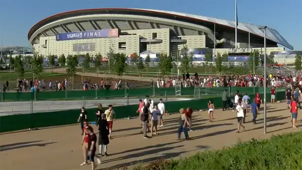 Болельщики «Ливерпуля» и «Тоттенхэма» прибывают на стадион перед финалом Лиги чемпионов