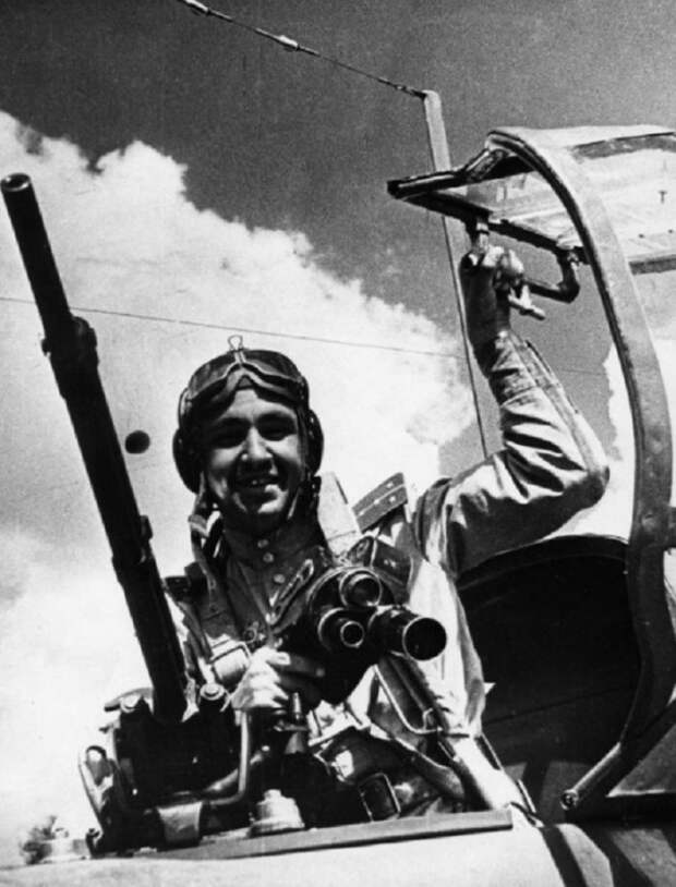 Как советский кинооператор снимал на камеру немецкий самолет, а потом взял и сбил его.