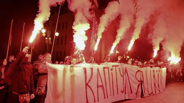 «Ему кажется, что он может быть лидером»: Зеленский обвинил Порошенко в попытке возглавить «майдан»