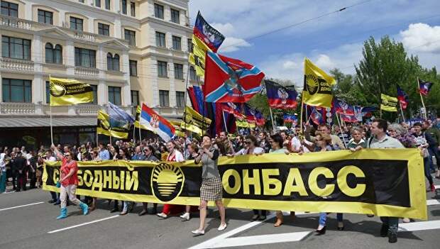 Участники праздничного шествия, посвященного второй годовщине провозглашения независимости Донецкой народной республики, в Донецке. Архивное фото