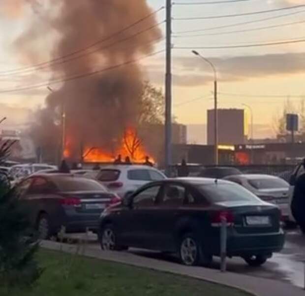 Заброшенные бани загорелись в подмосковном Путилкове