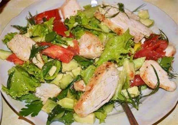 легкий салат с курицей