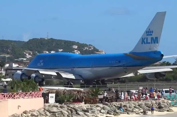 Туристы наблюдали за самолетом прямо с пляжа. Когда он взлетел, людей просто сдуло в море
