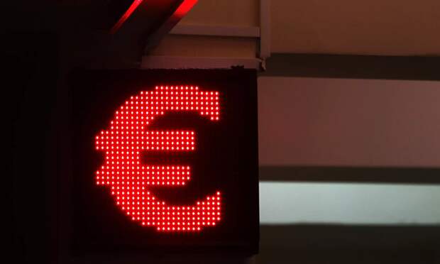 Курс евро опустился ниже 58 рублей