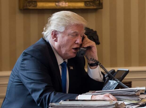 Дональд Трамп говорит по телефону 