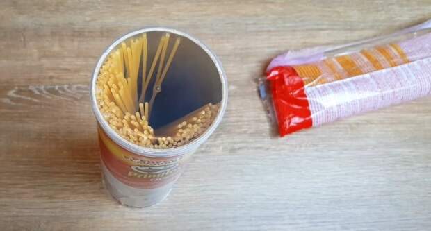 Тубы из-под чипсов пригодятся для хранения спагетти. /Фото: youtube.com
