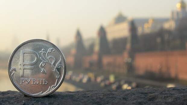 Рублевая монета на фоне Московского Кремля. Архивное фото
