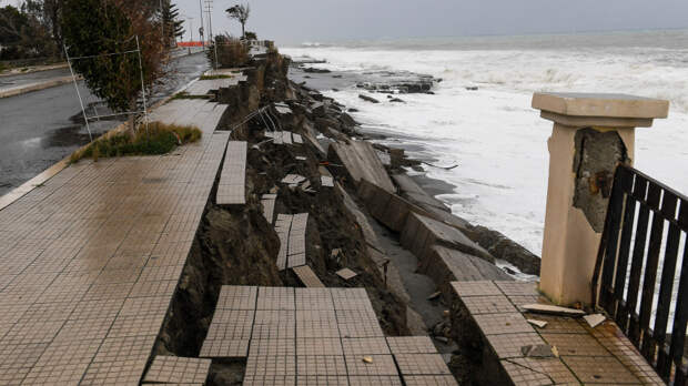 Волны высотой в восемь метров: мощный шторм обрушился на Италию