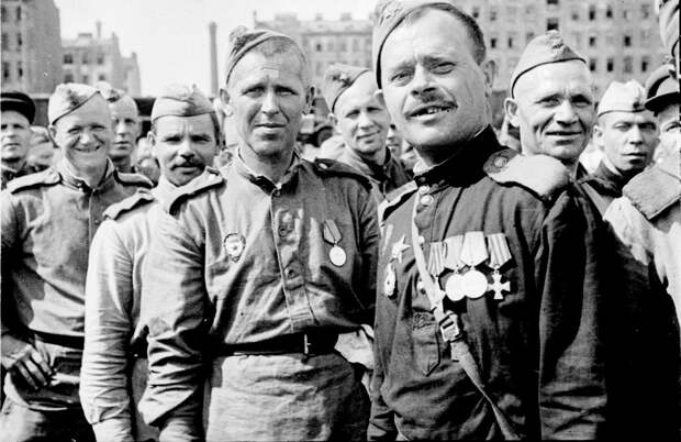 Демобилизованные воины, прибывшие в Ленинград с одним из первых эшелонов. Справа — участник трех войн, гвардии рядовой Вадюхин Ф.Г.. 12 июля 1945 года.