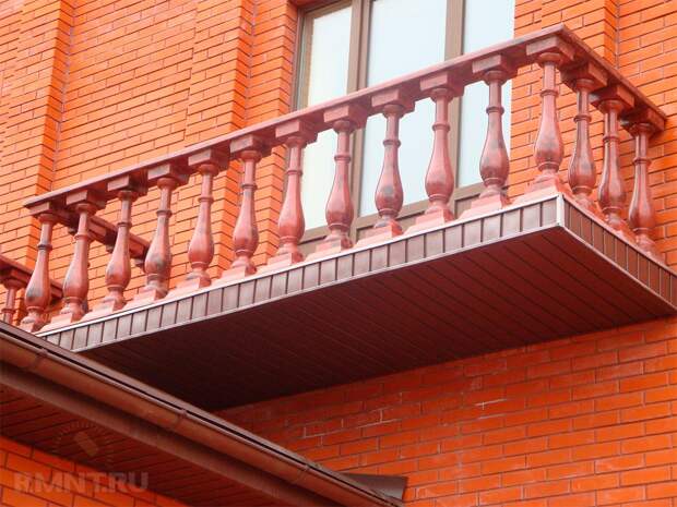 Балкон в частном доме: плюсы, минусы, примеры