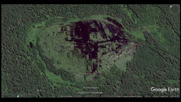 Болото с останками древних строений.