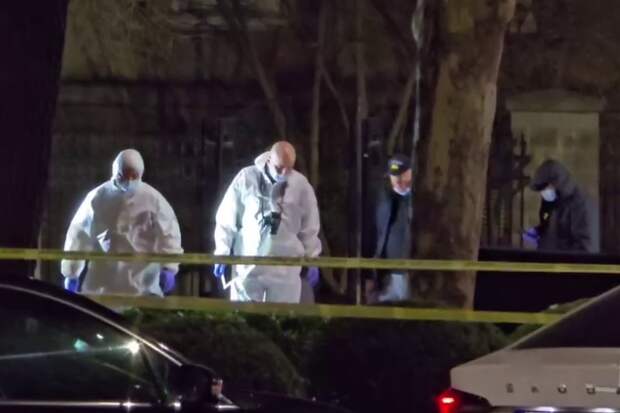 Сотрудники экстренных служб на месте расправы над Леваном Джангвеладзе. Тбилиси