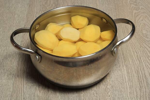 Картофель должен побыть в воде хотя бы пару часов перед готовкой. / Фото: fsin-dostavka.su