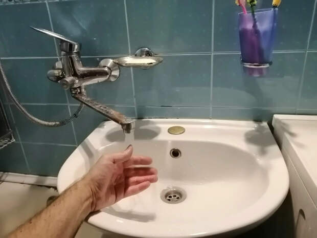 Ученые: бутилированная вода оказалась вреднее водопроводной, и вот почему