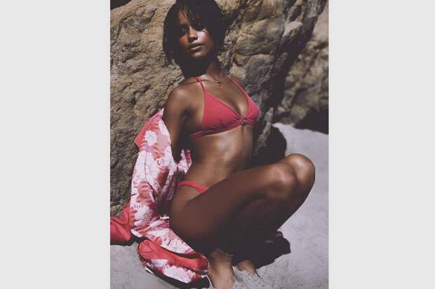 Популярная певица снялась в бикини для журнала