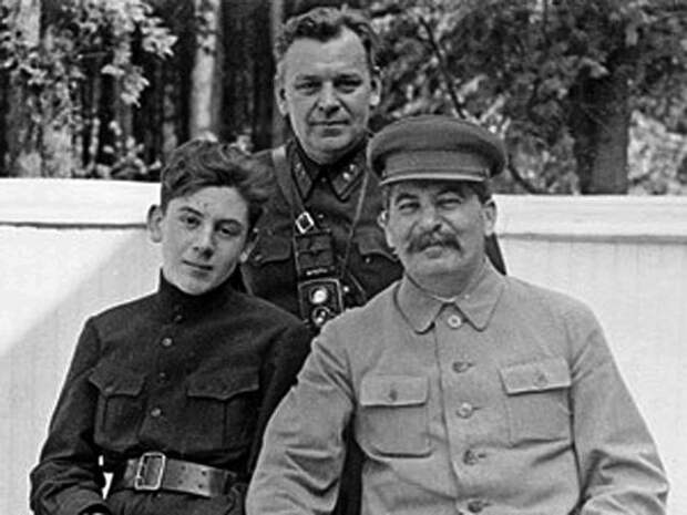 Сыновья уходят в бой: как воевали дети Сталина