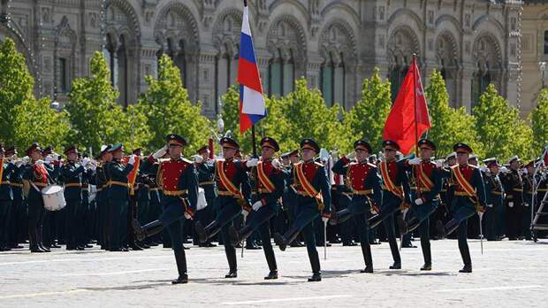Танк Т-34 открыл парад военной техники на Красной площади