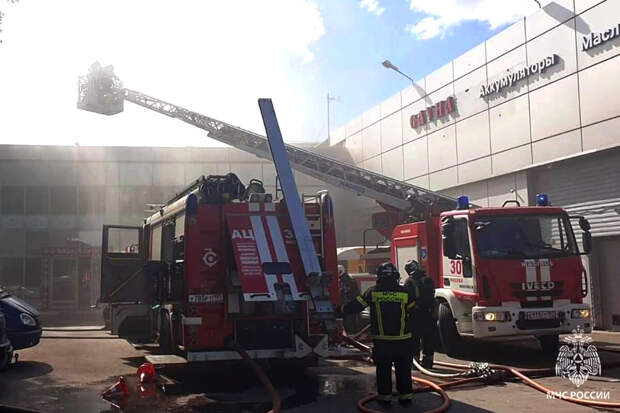 МЧС: огнеборцы ликвидируют возгорание на Люблинской улице в Москве