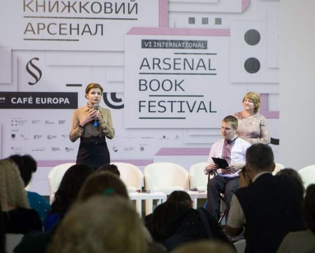 Жена Порошенко открыла в Киеве книжную выставку с работами Гитлера