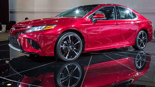 Toyota назвала российские цены на новую Camry
