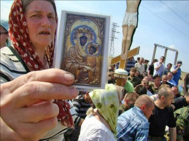 Феодосия, 2011. Защитники Поклонного креста С иконой против ОМОНа. Сегодня эта женщина лишена пенсии