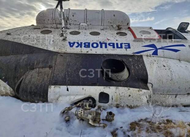 Пассажирский вертолет совершил жесткую посадку в российском регионе