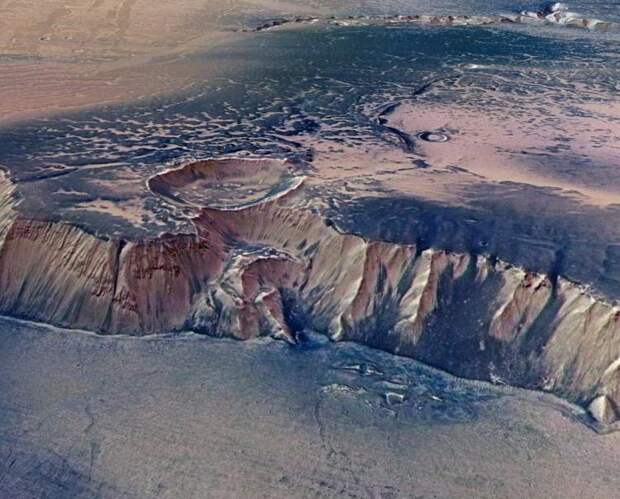 A cliff, up to 4,000 m high, located in the eastern part of Echus Chasma.