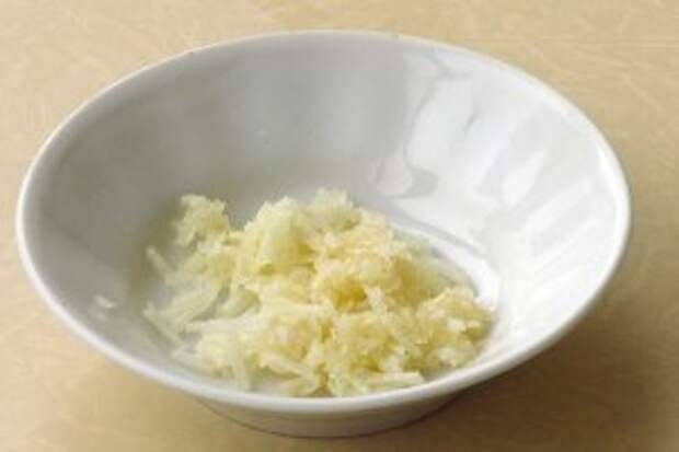 Дольки чеснока очистить от сухой оболочки, измельчить и растереть в кашицу с солью.
