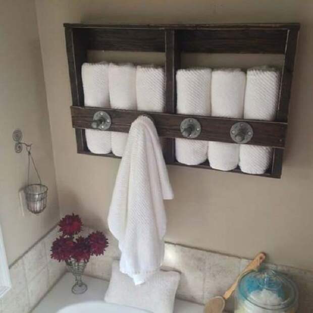 Вешалка и место хранения полотенец, то что точно пригодится в ванной комнате.