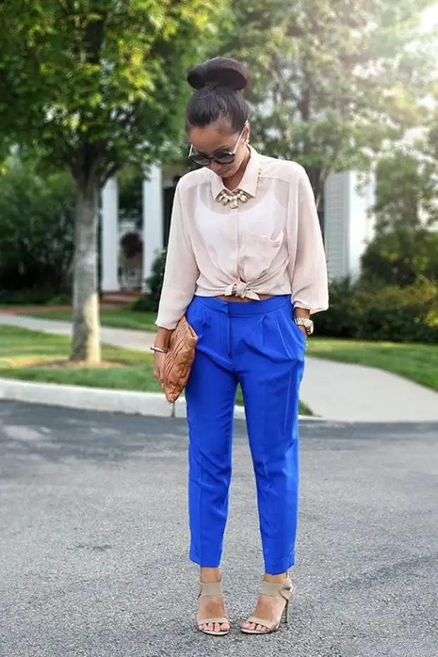 Как носить синие брюки женские