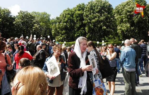 Полк наш бессмертен, Киев мы освободим снова! Полк наш бессмертен, Киев мы освободим снова!